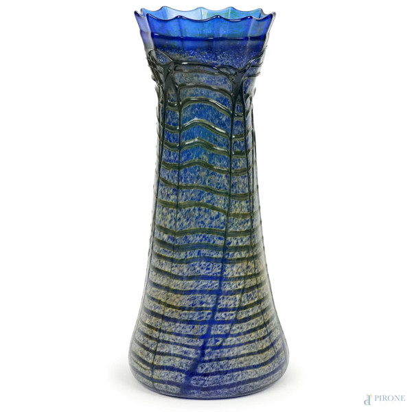 Vaso in vetro blu cobalto, orlo smerlato, inclusioni a foglia d'oro e decori a caldo, cm h 29, XX secolo.