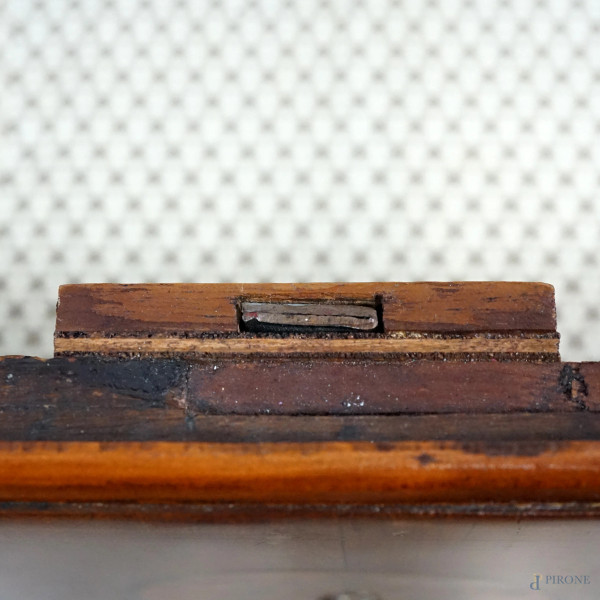 Cassettone Luigi XVI, in legno impiallacciato ed intarsiato in varie essenze, fronte a due casset...