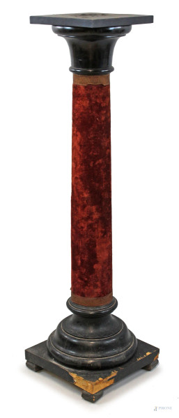 Colonna in noce con fusto rivestito in velluto rosso, inizi XX secolo, cm h 131, (difetti)