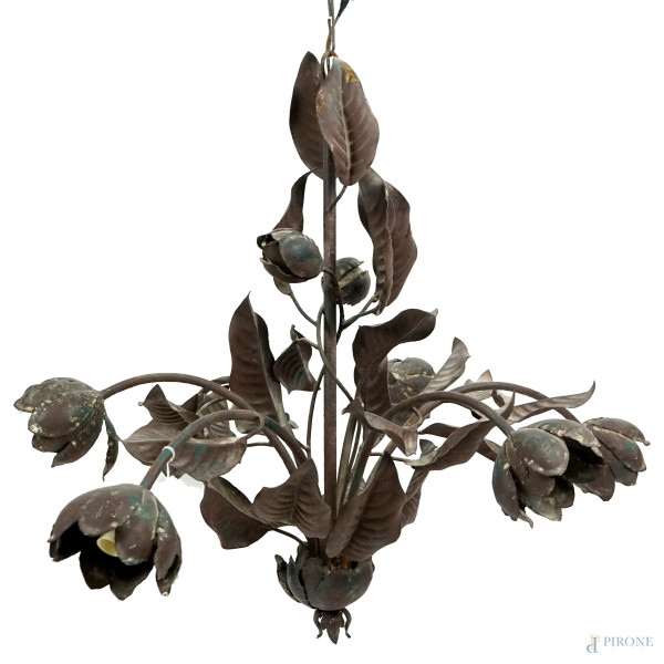 Lampadario in metallo brunito, a sei luci, realizzato a forma di foglie e fiori di magnolia ricadenti, cm h 74, XX secolo, (difetti)