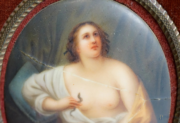 Miniatura in porcellana dipinta raffigurante la Cleopatra di Guido Reni, cm h 8,7x7, entro cornic...