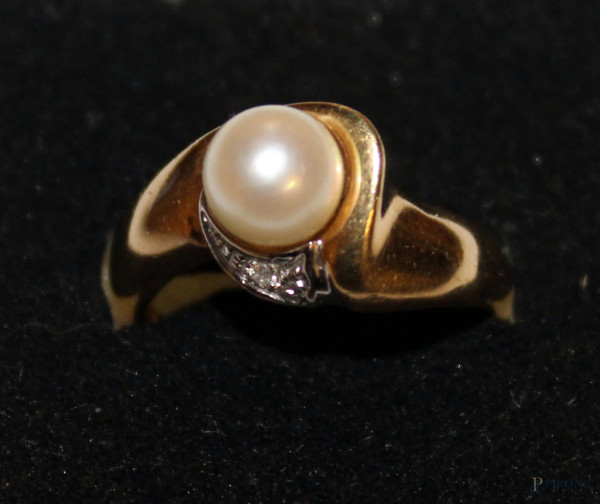 Anello in oro 18 kt e perla coltivata e brillantini kt 0,02.