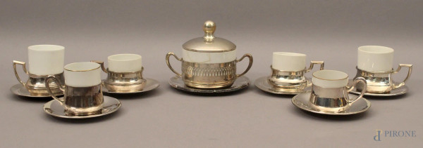 Lotto composto da sei tazzine con piattini ed una zuccheriera in argento, gr. 550.