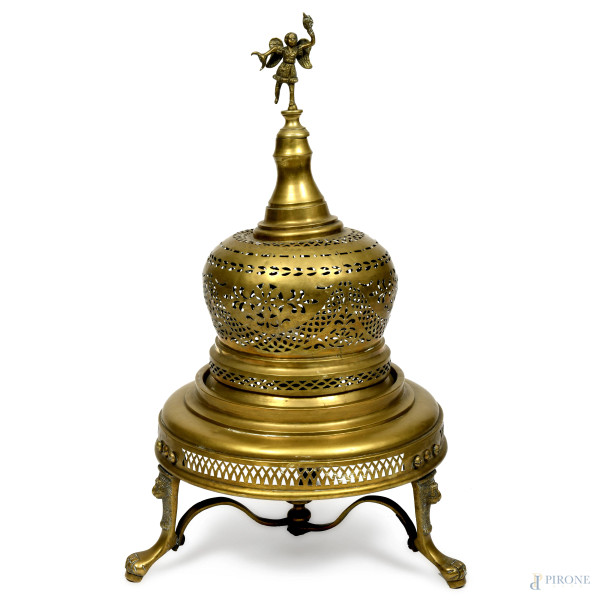 Braciere in ottone traforato con elemento apicale costituito da figura di putto alato, XX secolo, altezza cm 81, (segni di usura, difetti)