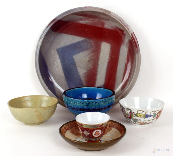 Lotto di sei oggetti in ceramica e porcellana policroma, diametro max cm 29,5, arte orientale, XX secolo, (difetti)