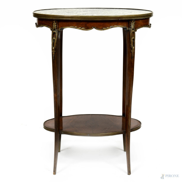 Tavolinetto in legno impiallacciato con inserti in bronzo. Piano dal profilo ovale con marmo verde e ripiano inferiore, XIX-XX secolo, cm 66x55x35,5, (segni di usura, scalfiture, difetti al piano)