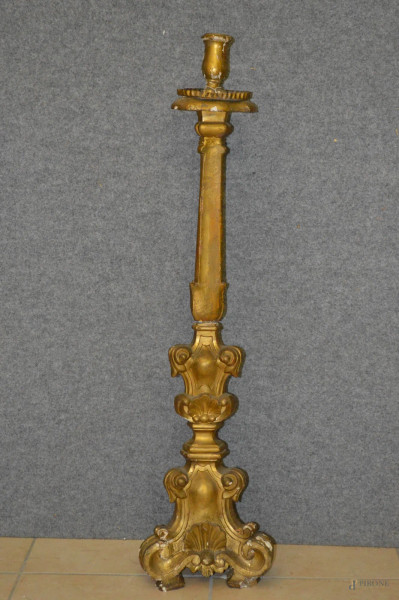 Candeliere da terra in legno intagliato e dorato, XIX sec, h. 92 cm.