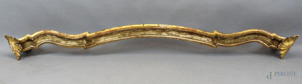 Mantovana in legno intagliato e dorato, XIX secolo, lunghezza cm 192, (segni del tempo).