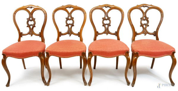 Quattro sedie in noce, XIX secolo, cartella a giorno, seduta imbottita, gambe anteriori mosse, le posteriori a sciabola, cm h 86