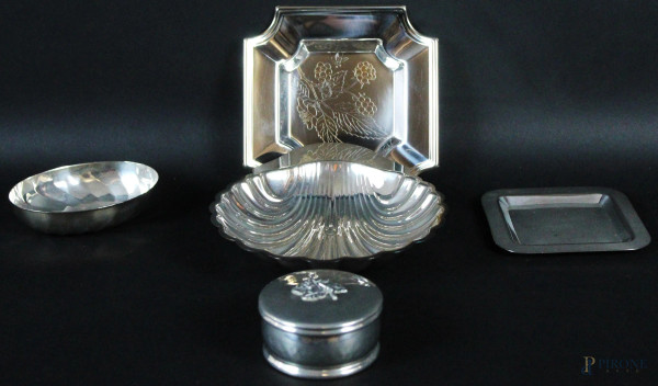 Lotto di cinque oggetti in metallo argentato, forme e dimensioni diverse