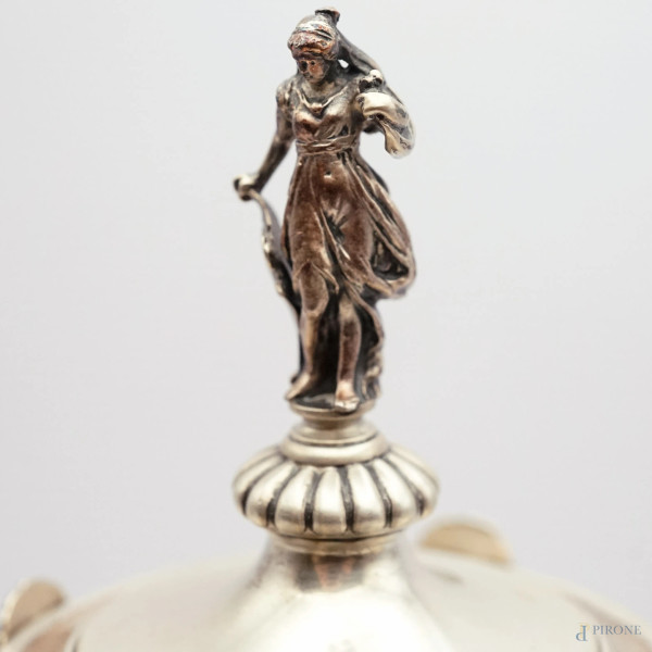 Calamaio in argento cesellato e sbalzato di forma rettangolare poggiante su quattro piedini, con ...