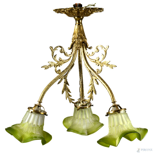 Lampadario in metallo dorato a tre luci, XX secolo, altezza cm 44, (segni di usura, difetti, da revisionare)