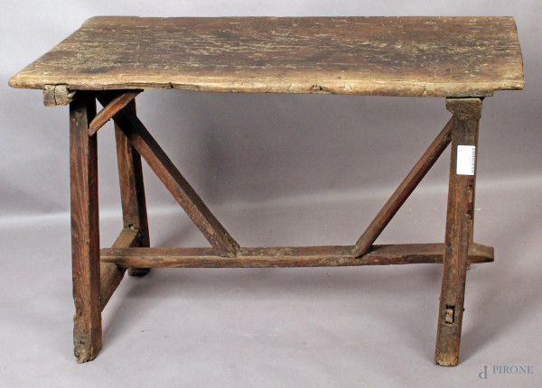 Piccolo tavolo a capretta in castagno, altezza 63x95x42 cm, XVIII secolo.