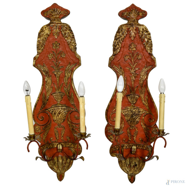 Lotto di due appliques a due fuochi con struttura in legno e metallo dipinto e dorato, XX secolo, cm 93x29, (segni di usura, graffi, scalfiture, difetti)