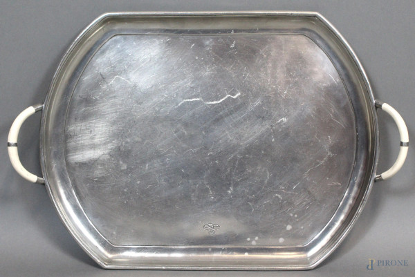 Vassoio in peltro, di forma ovale con prese laterali, cm.4,5x44,5x29,5.