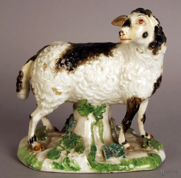 Pecorella in porcellana Meissen dipinta,XIX sec. H.10,5 (difetti)