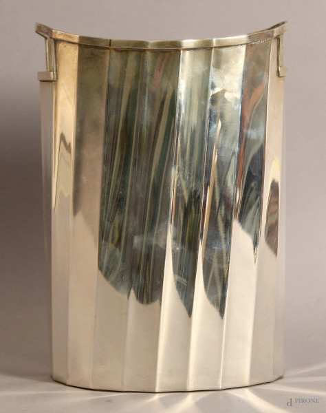 Portabottiglie a due manici in argento, altezza 22 cm, gr. 720.