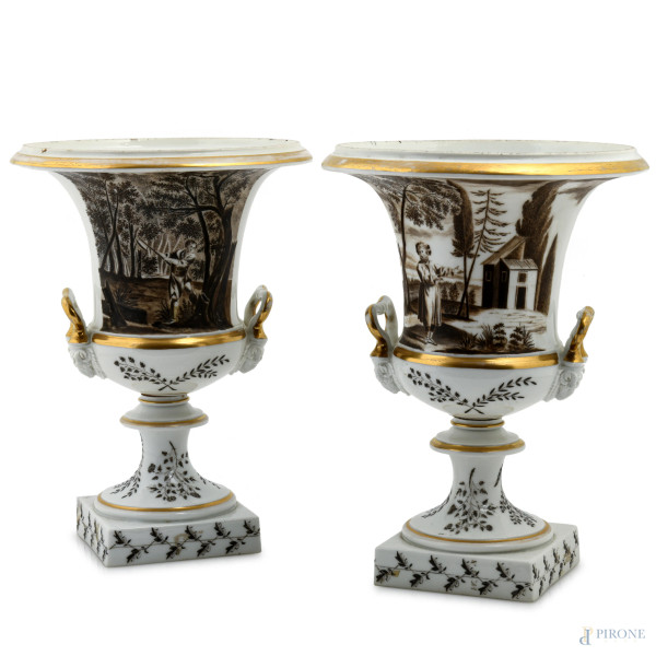 Coppia di vasi a cratere in porcellana biansati nei toni del seppia e dell'oro con decori a scene di genere, XX secolo, altezza cm 27,5, (sbeccature, difetti)