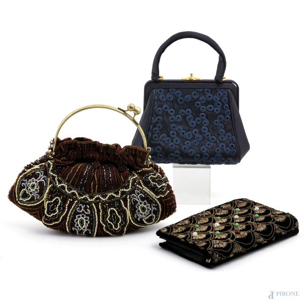 Lotto composto da tre borsette da teatro di varia manifattura, misure massime cm 23x27x9, (segni di usura)