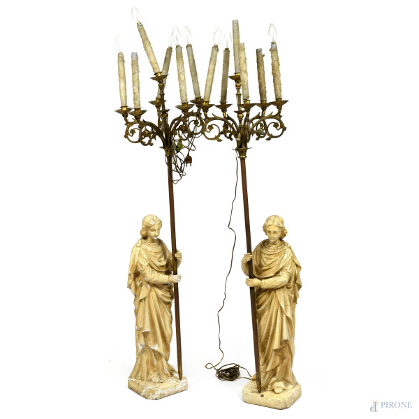 Coppia di angeli in legno e stucco dipinto sorreggenti lampade a 6 luci in bronzo dorato, XX secolo, altezza angeli cm 81; altezza lampade cm 157, (segni di usura, scalfiture, rotture, mancanze, difetti, da revisionare)