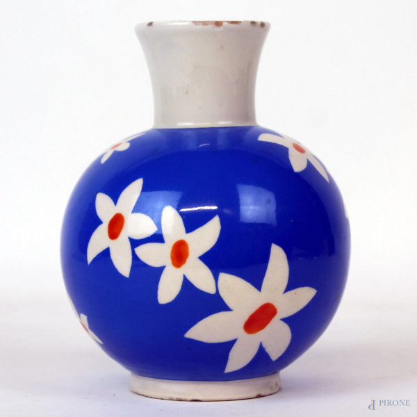 Vasetto in ceramica azzurra con decoro a fiori bianchi, cm h 13, manifattura Pucci Umbertide, (sbeccature)