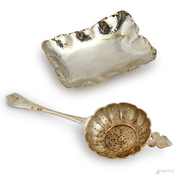 Lotto composto da colino e centrino in argento, peso complessivo gr 150, misure massime cm 3x8,5x20