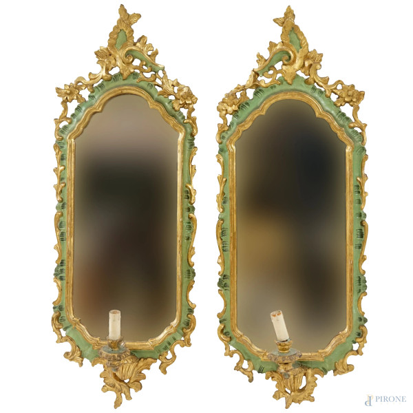 Coppia di specchiere di linea sagomata in legno laccato verde e dorato, fine XIX secolo, cm 94x44, (difetti)