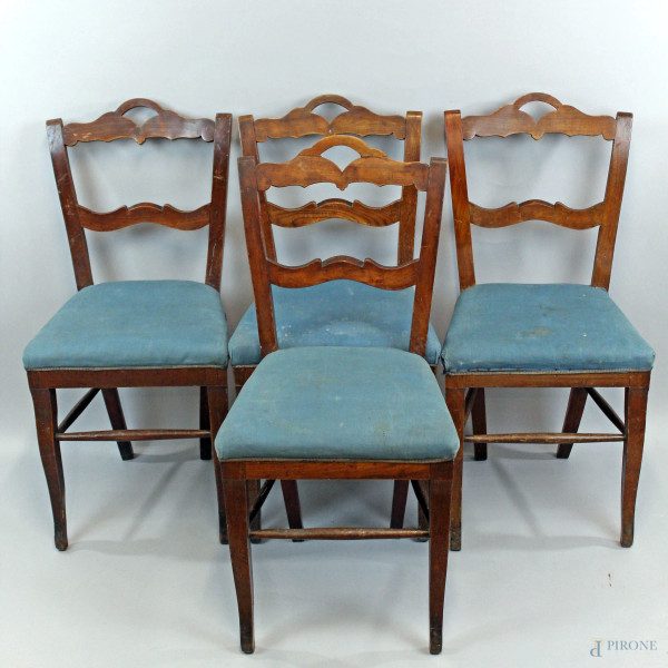 Lotto di quattro sedie in noce, XIX secolo, schienali intagliati a giorno e sedute rivestite in stoffa blu, (difetti).