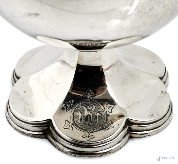 Versatoio in argento inglese, XX secolo, altezza cm 30, peso gr 840