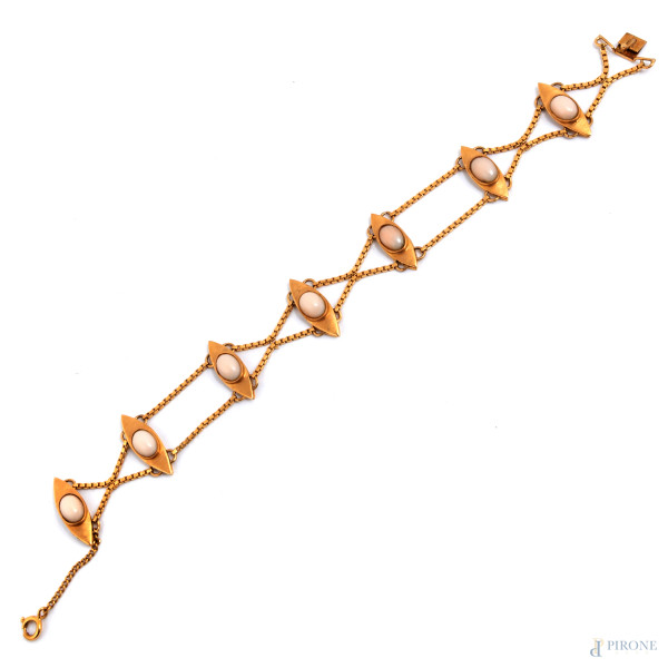Bracciale in oro basso con corallo perle d'angelo, peso lordo complessivo gr 16, lunghezza cm 21