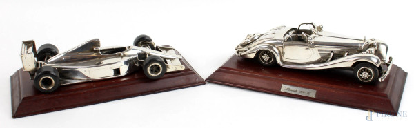 Due modellini di automobili in argento, Ferrari e Mercedes 500 K, misue max cm. 5,5x22x11, (lievi difetti).