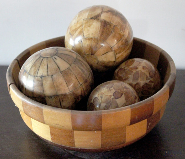 Lotto composto da quattro sfere ed un centrotavola in materiali diversi.
