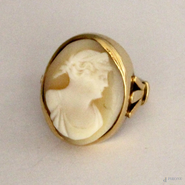 Anello in oro 18 Kt, con cammeo, raffigurante profili neoclassico, gr. 6,9,