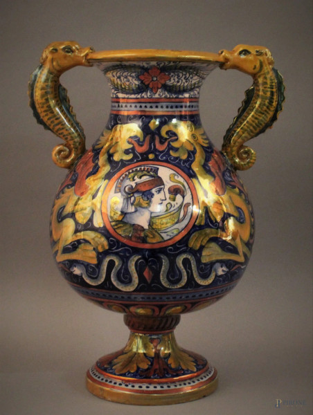 Vaso biansato in ceramica Gualdo Tadino, dipinto a motivi di vegetali e draghi con medaglione raffigurante profili, altezza 33,5 cm, firmato Santarelli.