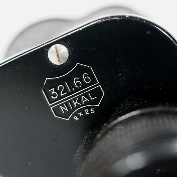 Lotto composto da un binocolo e una macchina fotografica (difetti e segni del tempo)