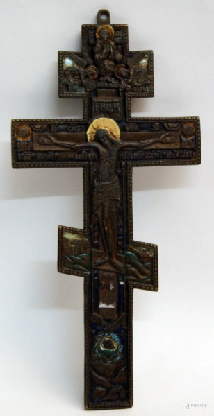 Antica croce russsa da viaggio in bronzo e smalti, h. 26 cm.