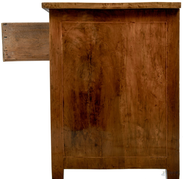 Comò Luigi XVI in noce con tre cassetti al fronte, XIX secolo, cm 95x110x56 (difetti)