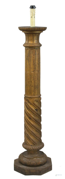 Colonna in legno intagliato e dorato montata a lampada, fine XIX-inizi XX secolo, cm h 146, (segni del tempo)