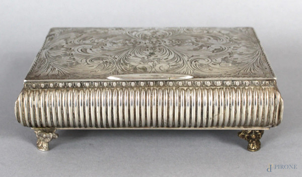 Cofanetto in argento niellato e cesellato, altezza 4,5x14,5x10 cm, gr. 230.