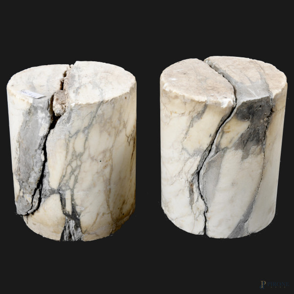 Lotto composto da 4 elementi in marmo: 2 piani in marmo, XX secolo, cm 2x49x31, (difetti e rottur...