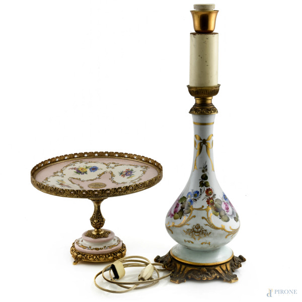 Lotto composto da lampada da tavolo e alzata in porcellana decorate in policromia con inserti in metallo dorato, XX secolo, altezza massima cm 49 (segni di usura, difetti, da revisionare)