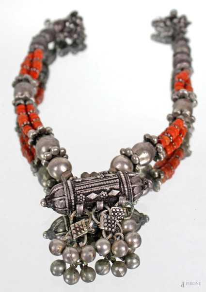 Collana in argento e corallo, lunghezza cm 50, arte Medio Orientale