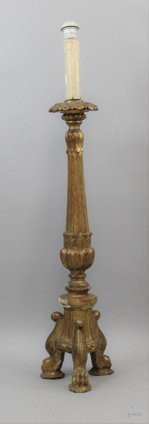 Portacero in legno intagliato e dorato, XIX secolo, montato a luce elettrica, cm h 105, (difetti).