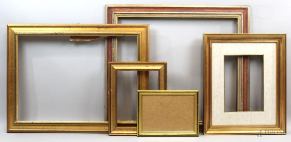 Lotto di cinque cornici in legno dorato, dimensioni ed epoche diverse, ingombro max cm 84,5x73,5, (difetti).
