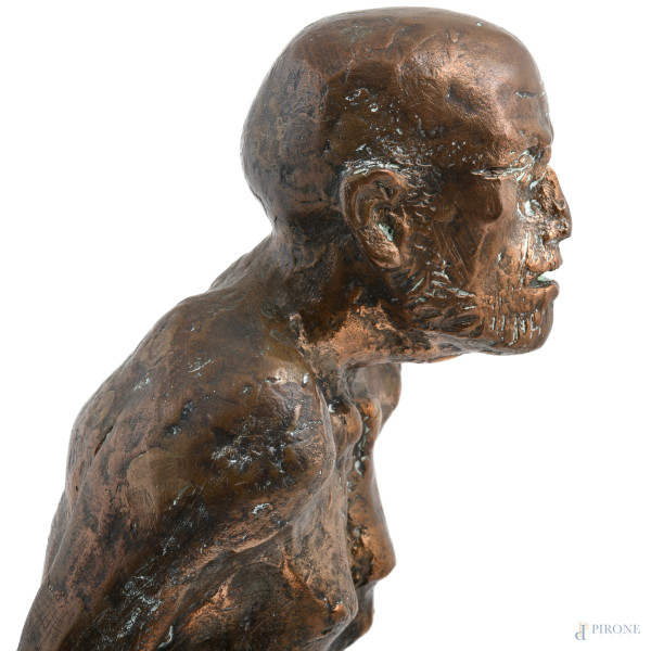 Scultura in bronzo su base in polvere di marmo raffigurante nudo virile, XX secolo, altezza cm 48...