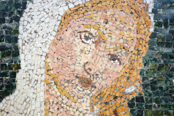 Composizione a mosaico in marmo raffigurante la Vergine, XIX-XX secolo, cm 36x27,5. (Difetti)