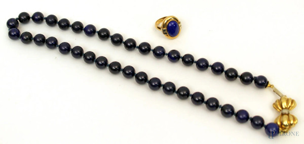 Lotto di una collana in lapislazzulo ed un anello in oro 19 K con pietra centrale blu.
