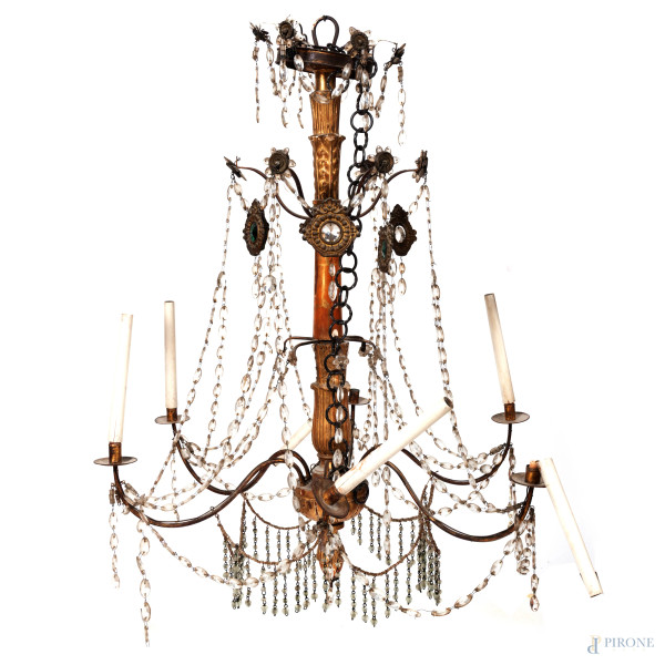 Lampadario  a sei luci con struttura in legno dorato e metallo, XX secolo, cm 104x87 ca., (Segni di usura, difetti)