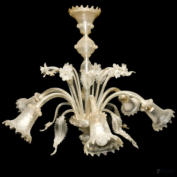 Lampadario in vetro di Murano a sei luci a foggia di corolle e racemi fogliati, XX secolo, cm 95x104 (circa)