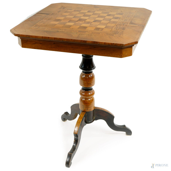 Tavolino da gioco con piano intarsiato a scacchiera, poggiante su una gamba con tre piedi, XIX secolo, cm h 76x60x60,5, (difetti)